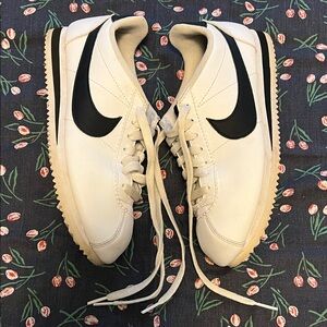 Nike Classic Cortez Women's White and Black Sneakers Shoes size 7